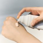 کرم ضد آفتاب ضدلک و روشن کننده تون آپ سنتلا